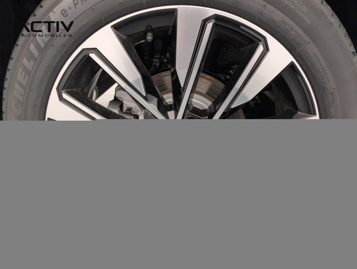 Renault Austral : jante alliage diamantée noir brillant avec pneu et étrier de frein