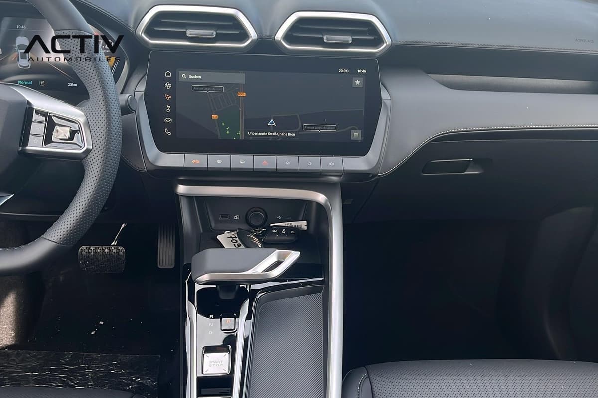 Mg ZS : écran tactile de navigation au-dessus de la console centrale et du sélecteur de vitesses