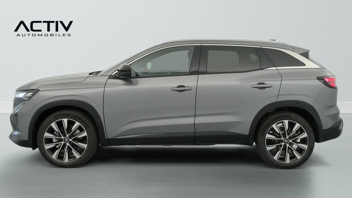 Renault Austral : profil gauche du SUV gris avec jantes alliage bicolores et barres de toit