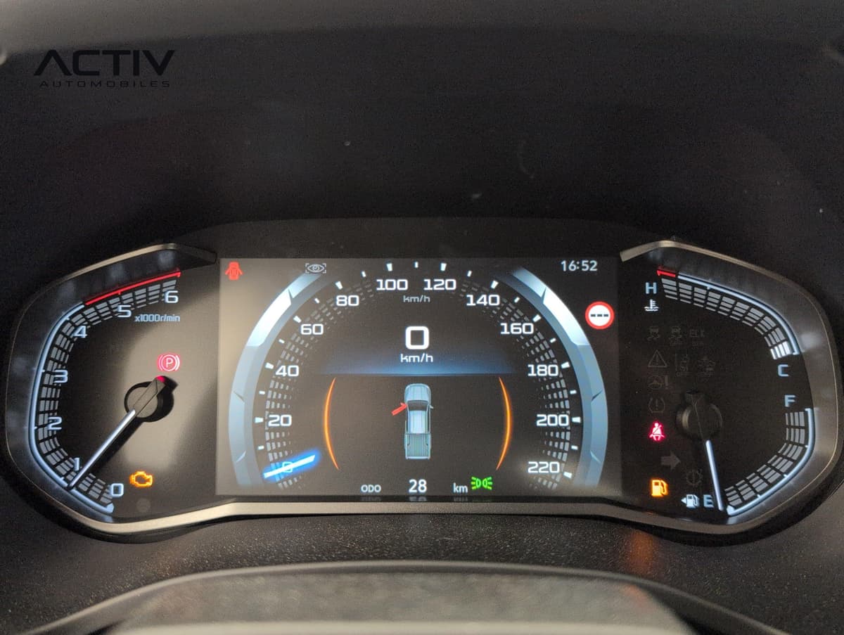 Isuzu D-MAX : combiné d'instruments avec écran numérique central entre deux compteurs
