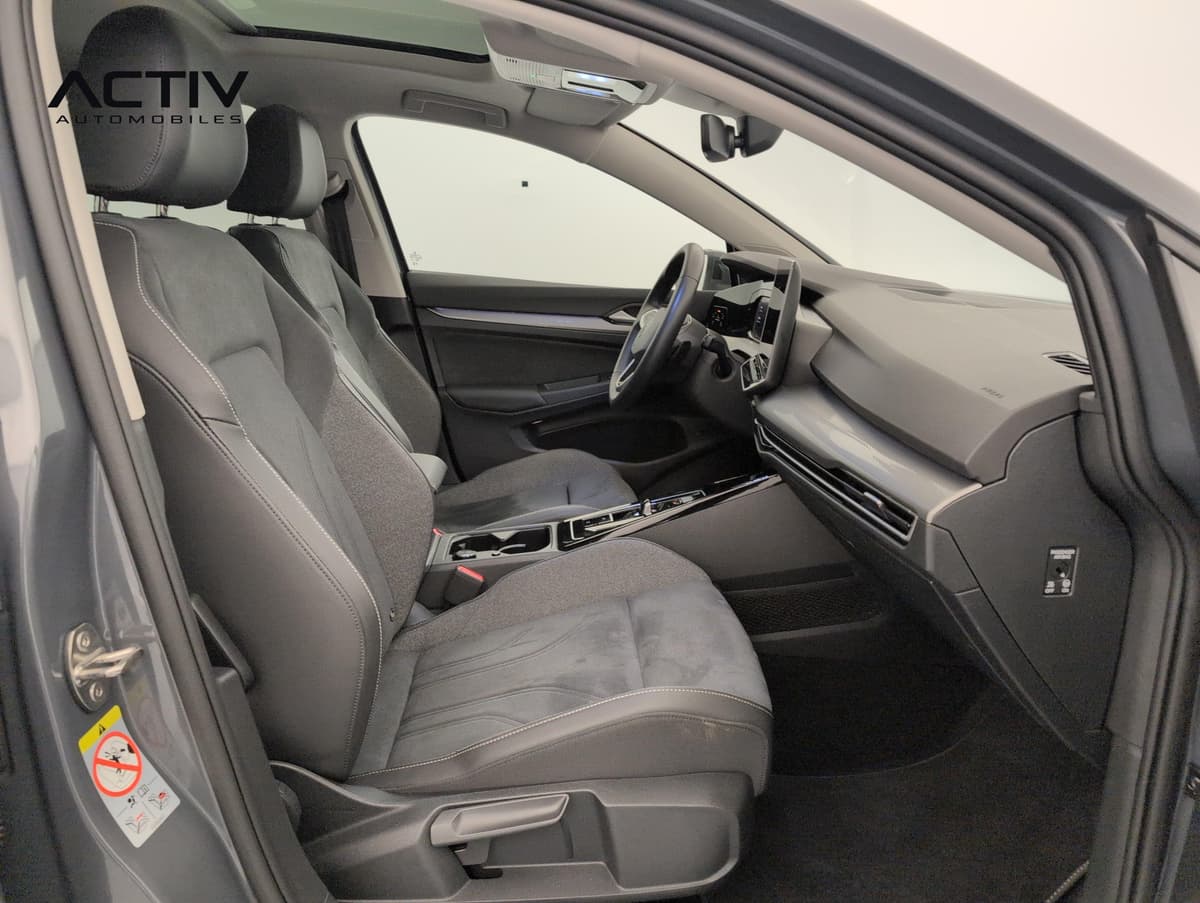 Volkswagen Golf : siège passager avant en tissu microfibre gris avec planche de bord, vu par la portière