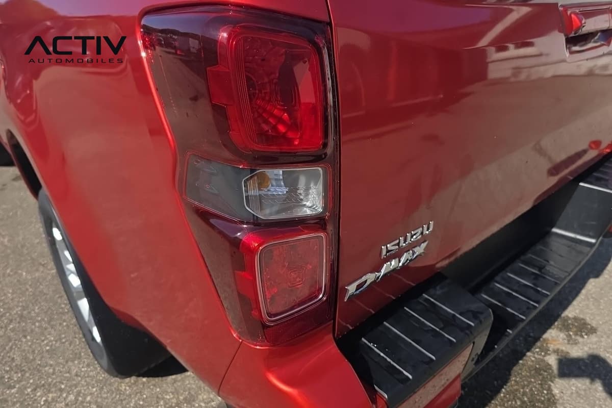 Isuzu D-MAX : feu arrière rouge avec clignotant et monogramme sur le hayon