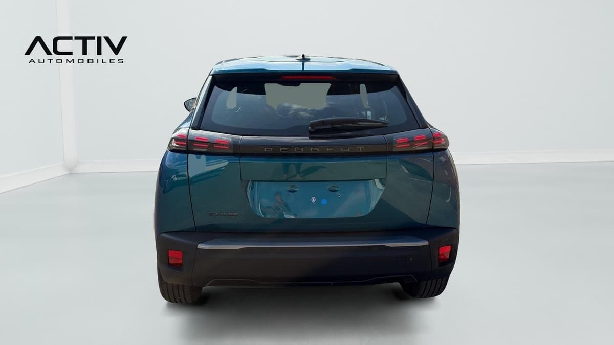 Peugeot 2008 : face arrière avec feux à LED, becquet et pare-chocs noir