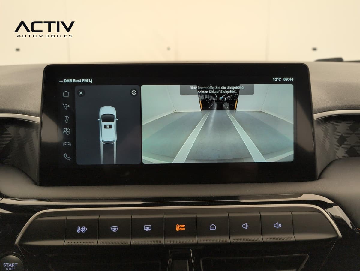 Mg MG3 : écran tactile affichant l'image de la caméra de recul avec vue du véhicule