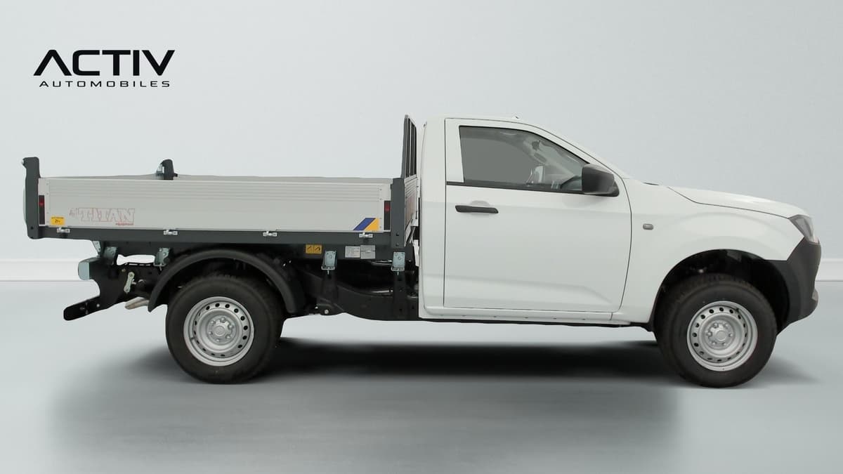 Isuzu D-MAX : profil droit blanc avec benne basculante en aluminium et jantes acier