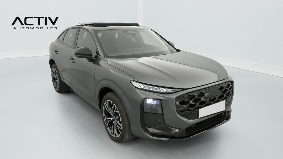 Audi Q3 Sportback Hybride : véhicule gris vu de l'avant côté droit, avec jantes bicolores et calandre noire