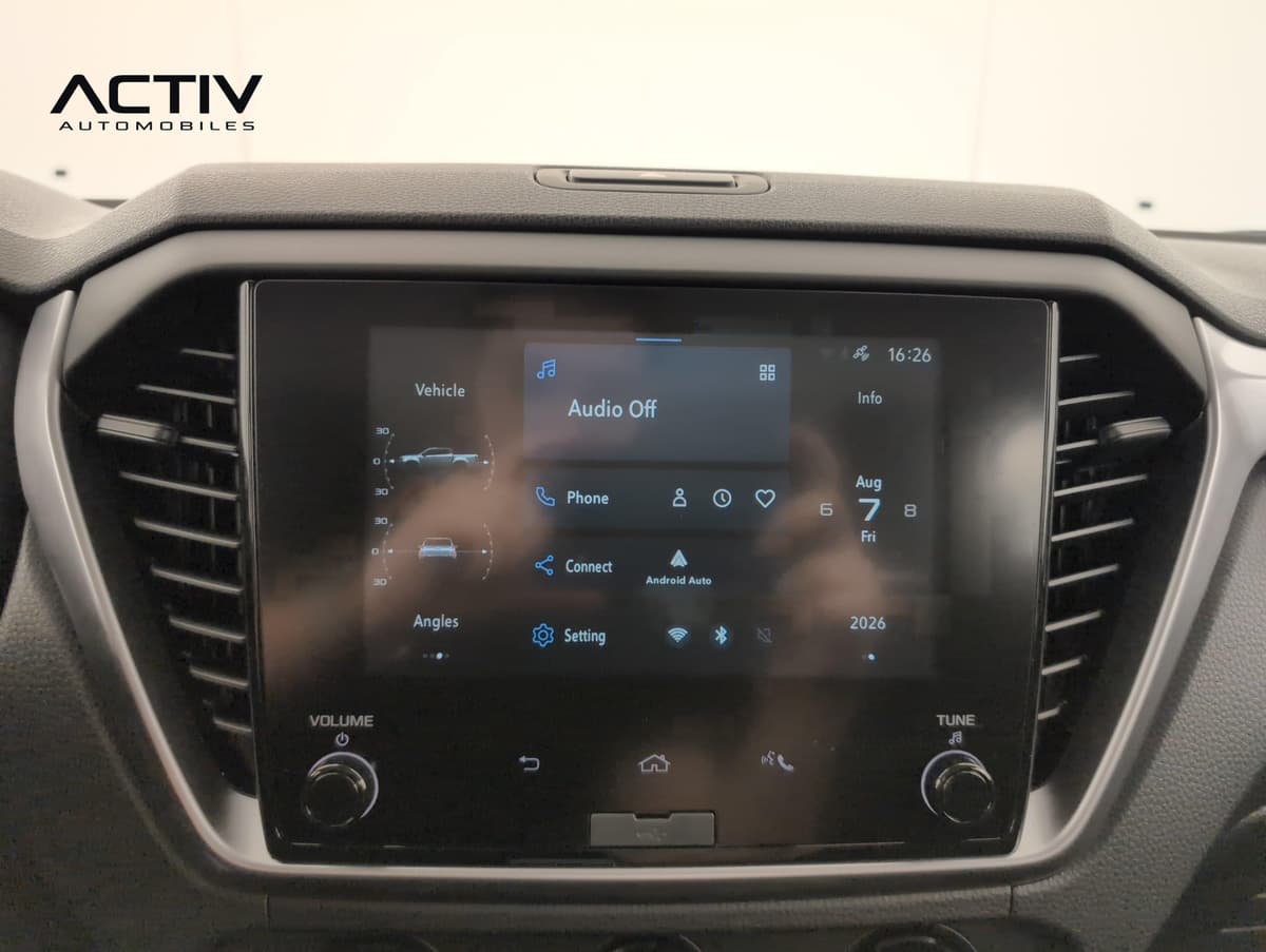 Isuzu D-MAX : écran tactile central avec menu Android Auto, Bluetooth et boutons de réglage