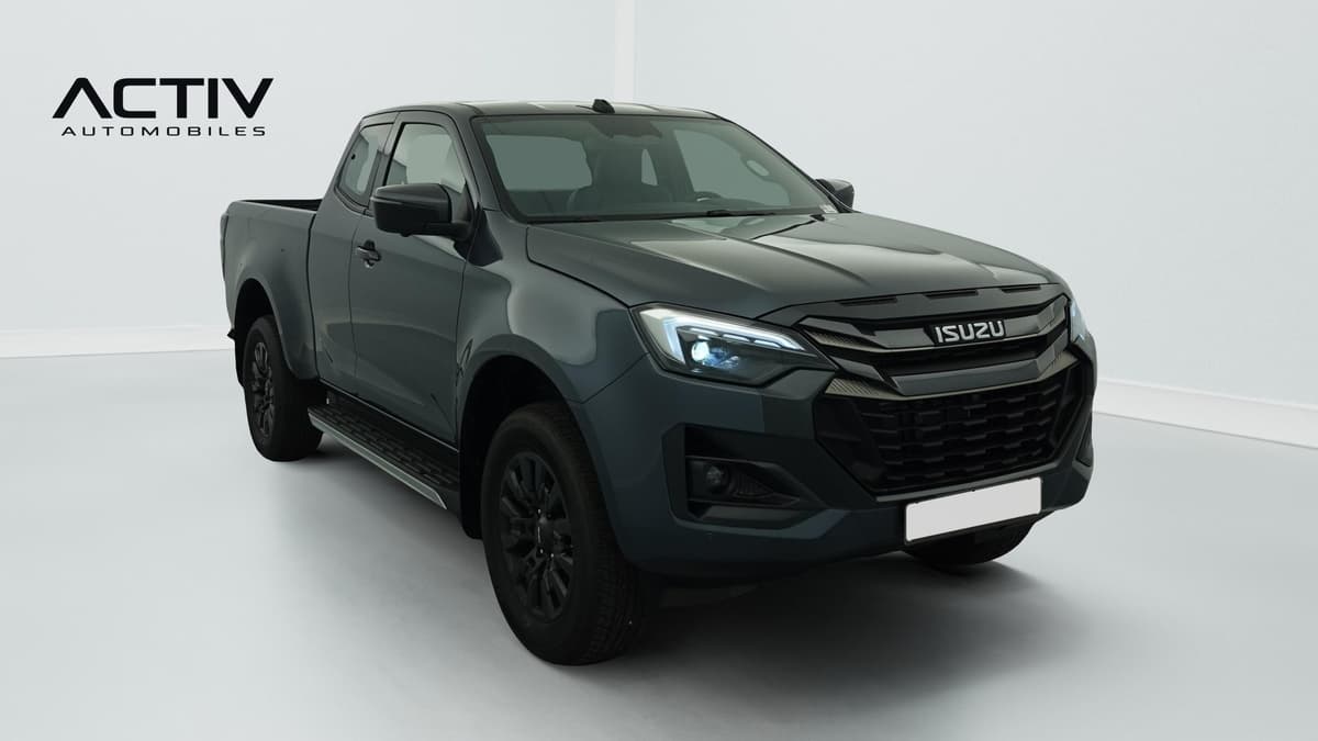 Isuzu D-MAX : pick-up gris foncé vu de trois quarts avant droit, jantes noires et marchepied