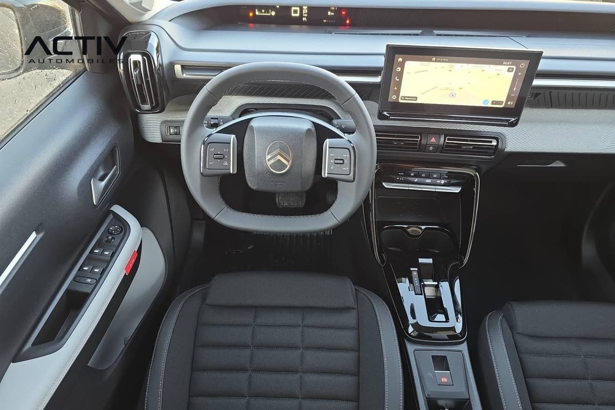 Citroën C3 Aircross : planche de bord avec volant, écran tactile et levier de vitesses automatique