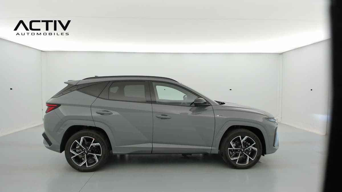 Hyundai Tucson : profil droit du SUV gris avec jantes alliage bicolores et toit noir