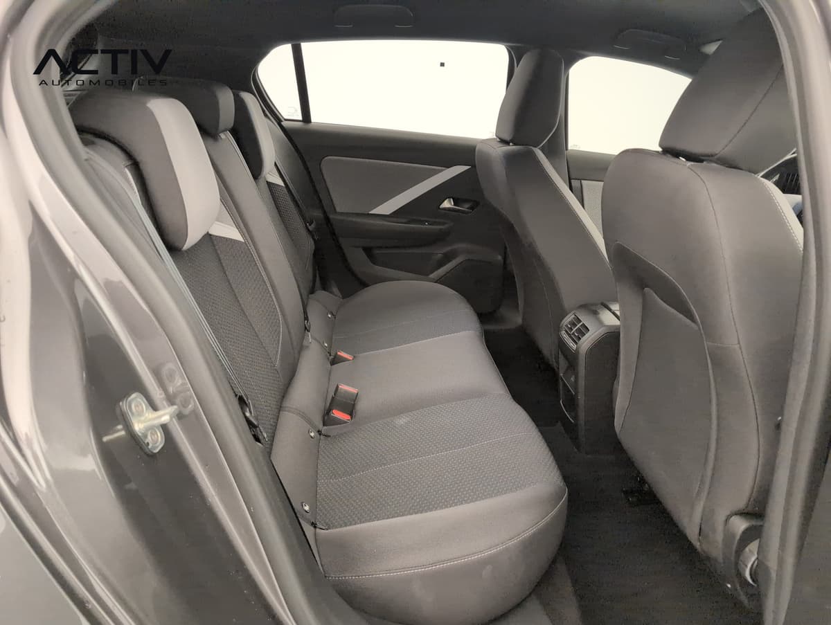 Opel Astra : banquette arrière en tissu noir et gris vue par la portière ouverte