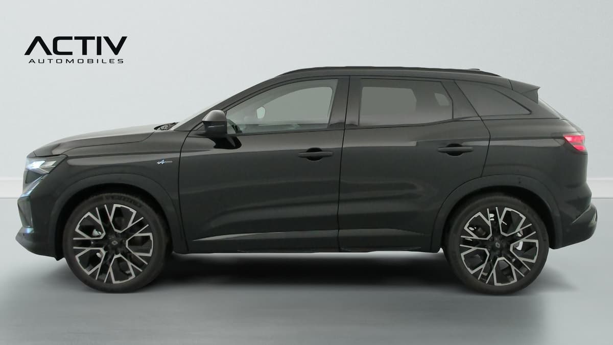Renault Austral : profil gauche d'un SUV noir avec grandes jantes alliage et barres de toit