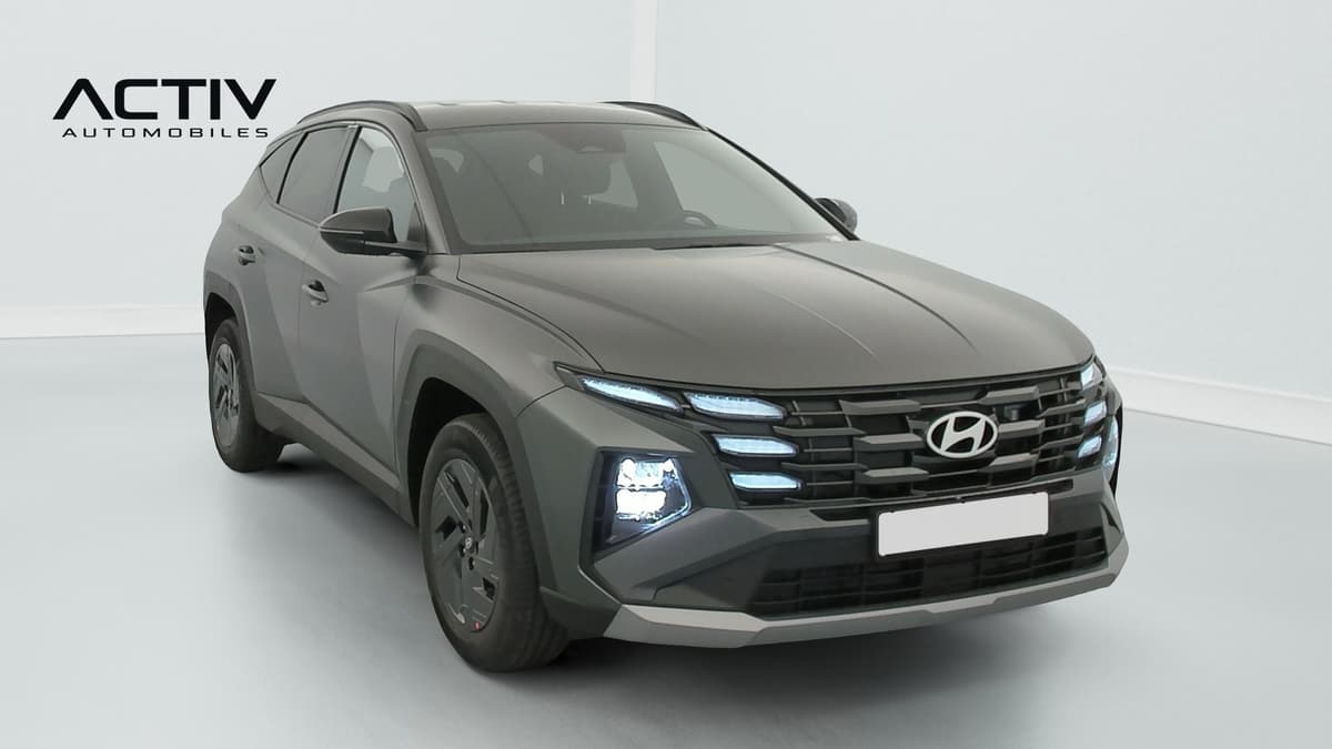 Hyundai Tucson : avant trois quarts gauche d'un SUV gris mat avec feux de jour à LED allumés