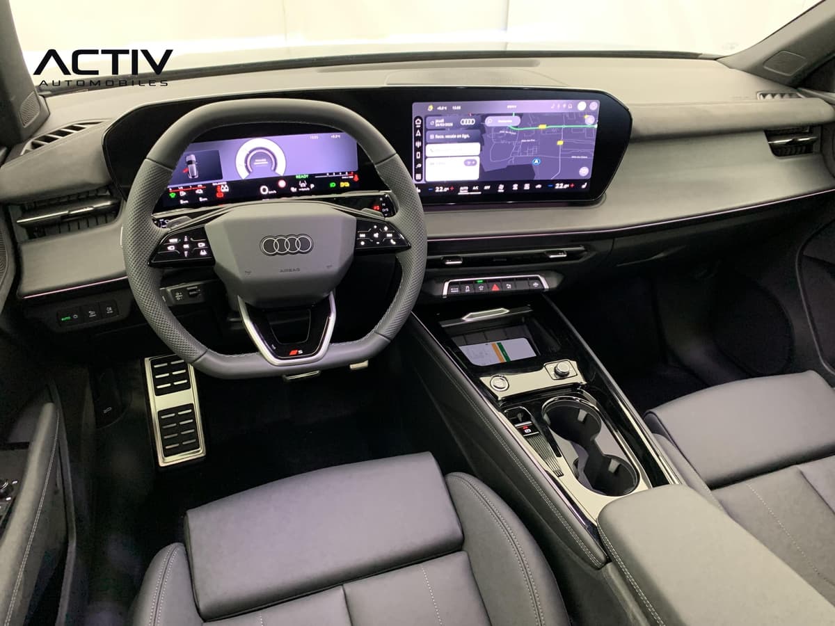 Audi Q3 Sportback Hybride : planche de bord avec écrans numériques, volant sport et console centrale