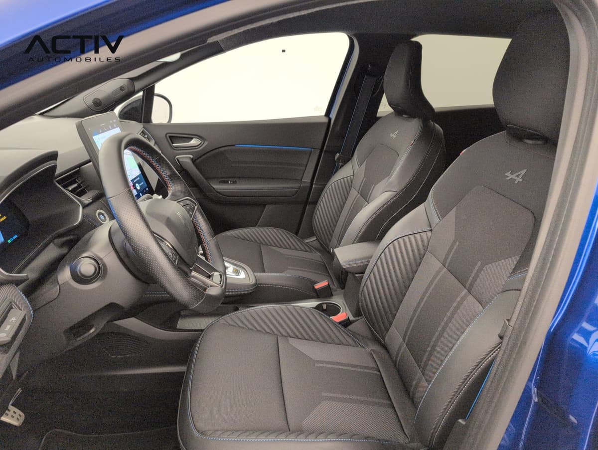 Renault Symbioz : sièges avant noirs à surpiqûres bleues et logo Alpine, vus par la portière ouverte