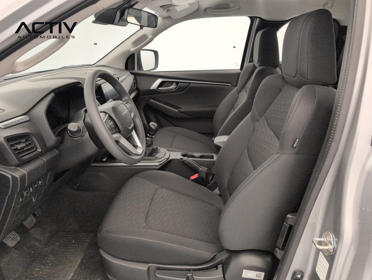 Isuzu D-MAX : habitacle avant côté conducteur avec sièges en tissu gris foncé et levier de vitesses manuel