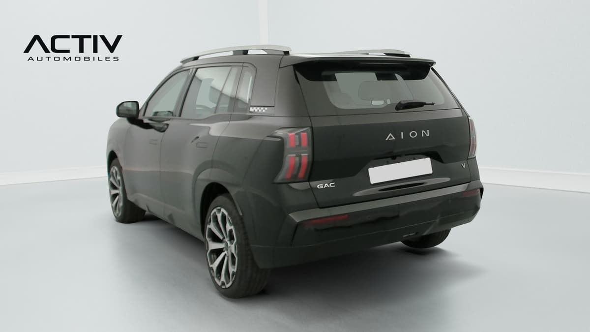 Aion V : arrière trois quarts gauche du SUV noir avec feux arrière et barres de toit