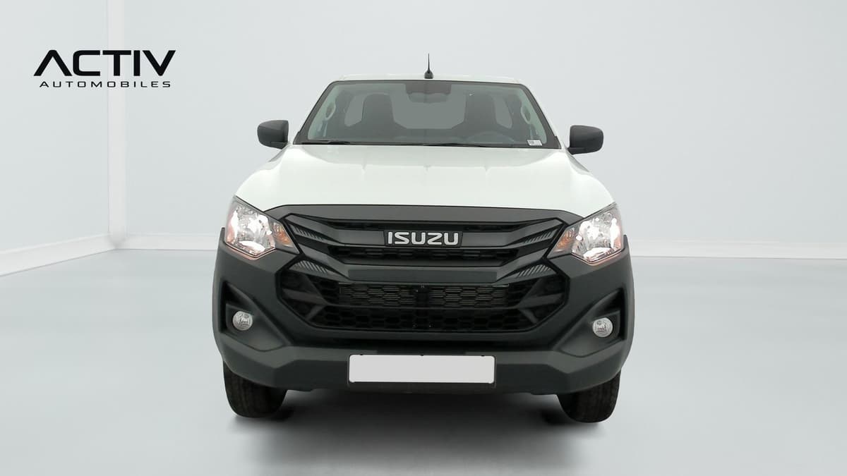 Isuzu D-MAX : face avant blanche avec calandre noire, phares halogènes et antibrouillards