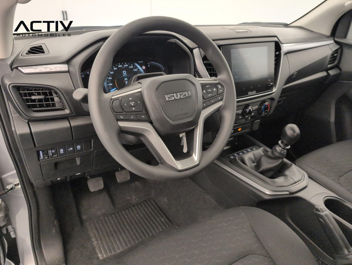 Isuzu D-MAX : habitacle avant côté conducteur avec volant, écran tactile et levier manuel