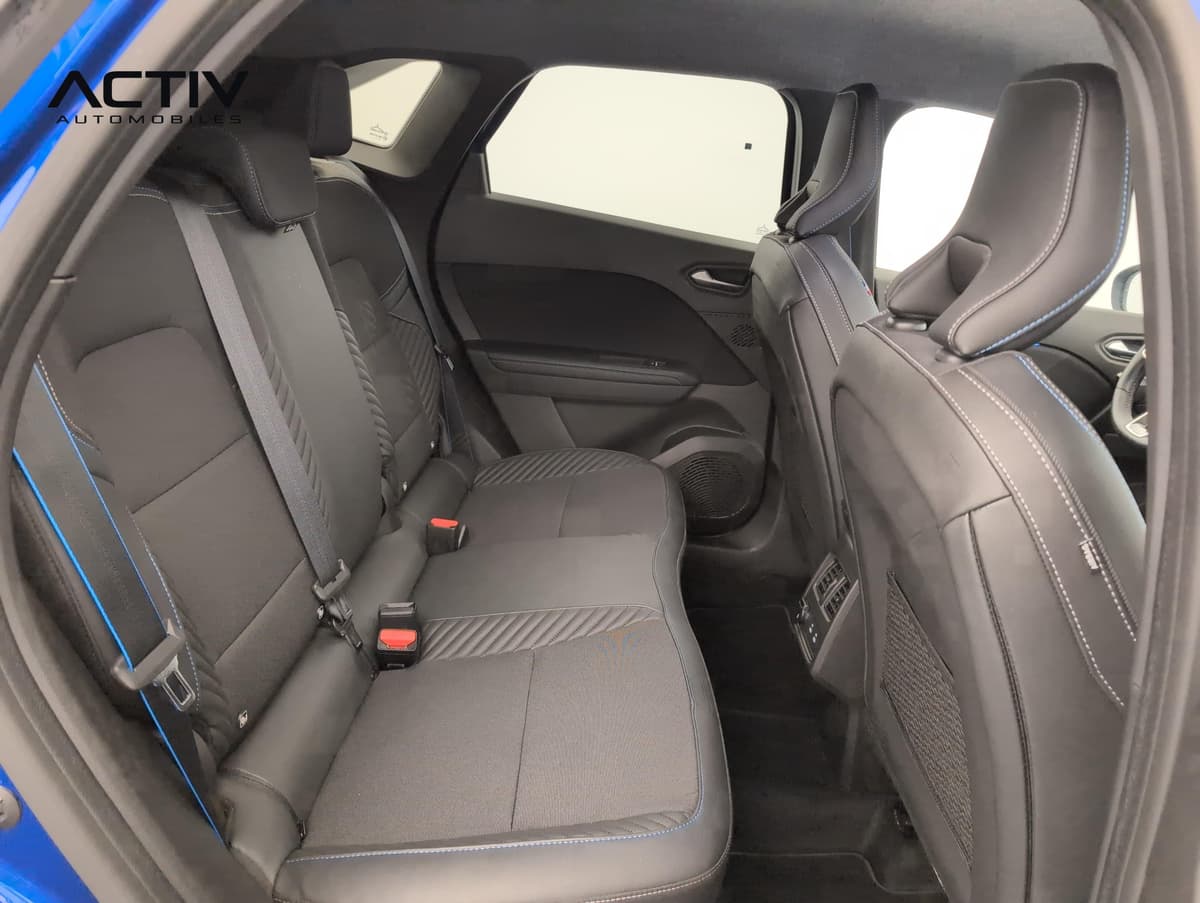 Renault Symbioz : banquette arrière noire à surpiqûres bleues vue par la portière ouverte