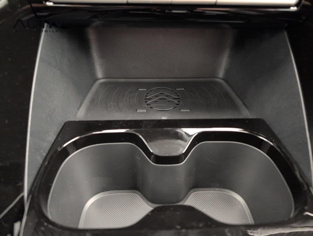 Citroën C3 Aircross : zone de recharge sans fil et porte-gobelets de la console centrale