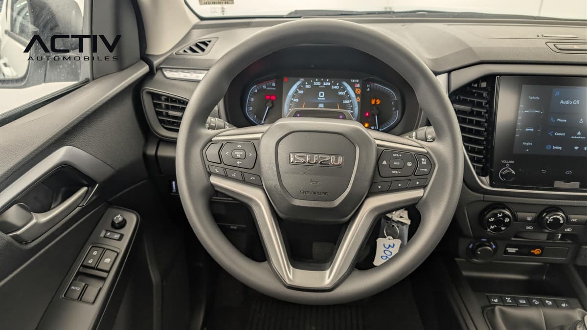 Isuzu D-MAX : volant avec commandes intégrées, compteurs et écran tactile en arrière-plan