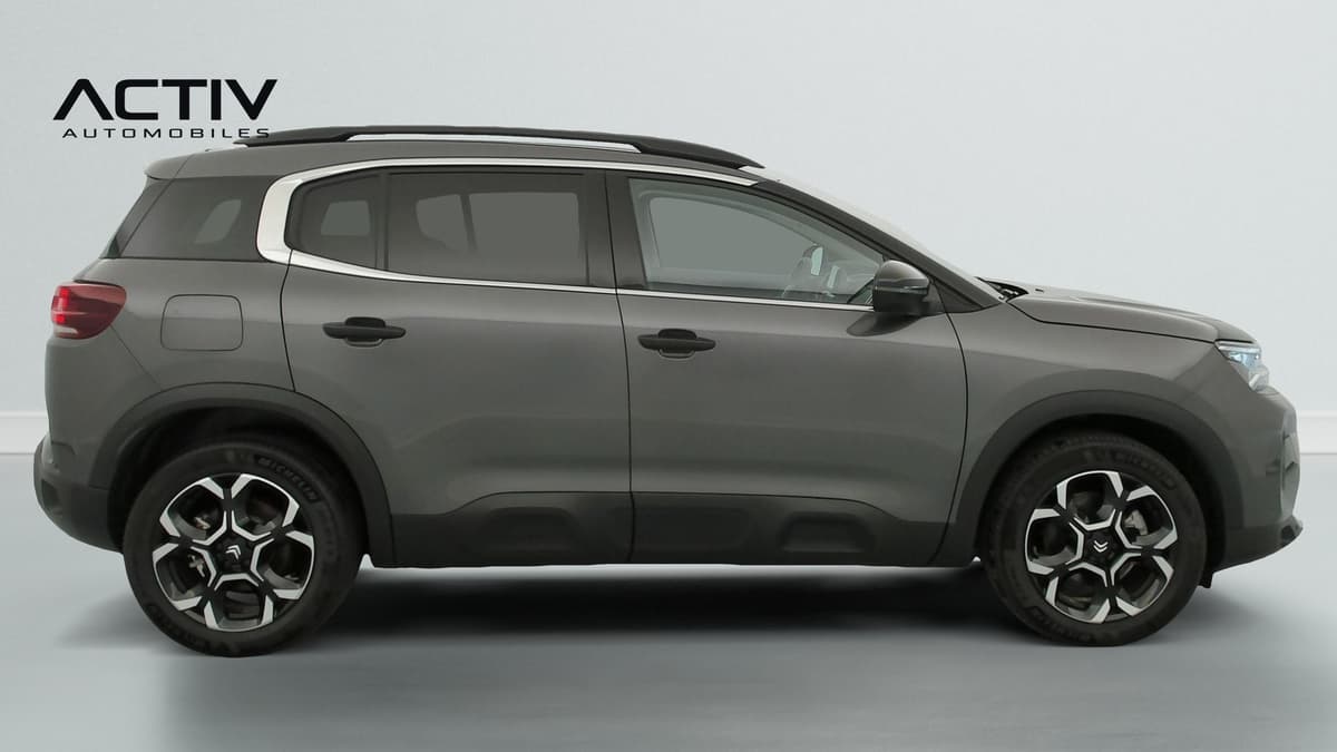 Citroën C5 Aircross : profil droit du SUV gris avec jantes alliage bi-ton et barres de toit