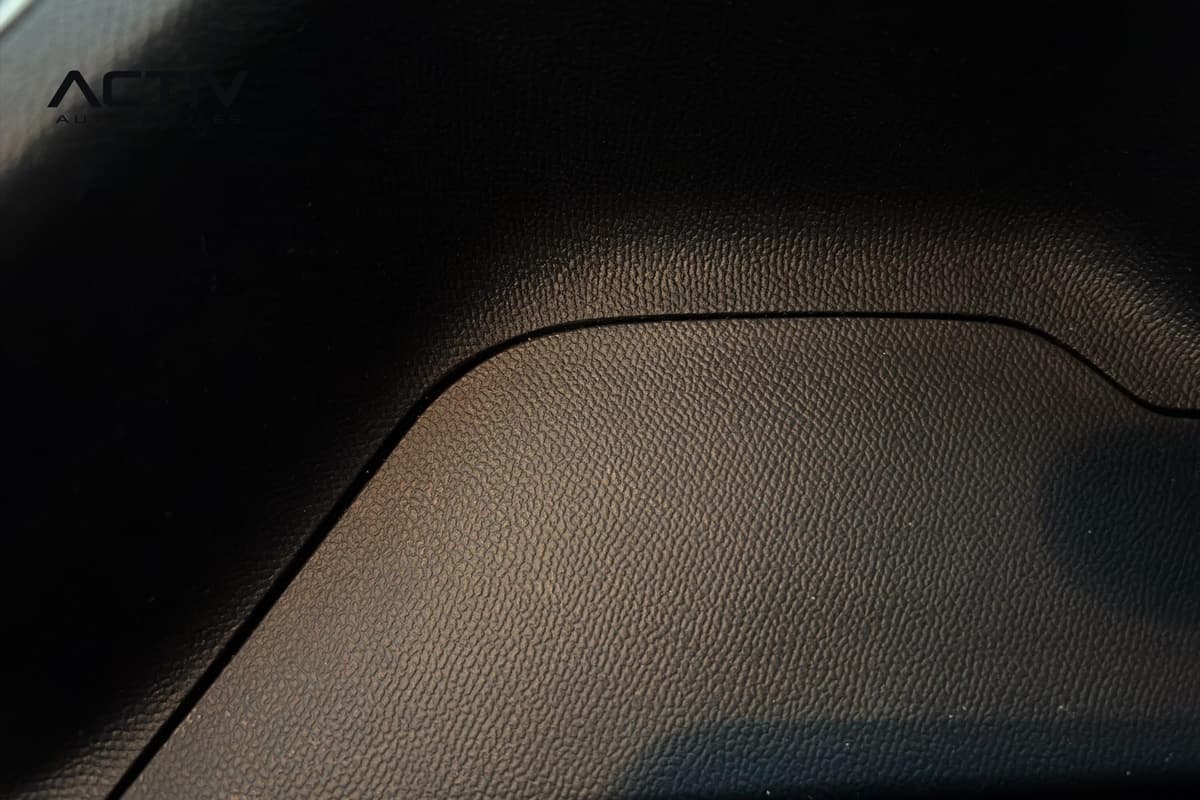 Peugeot 2008 : surface de planche de bord moussée grainée avec joint de découpe