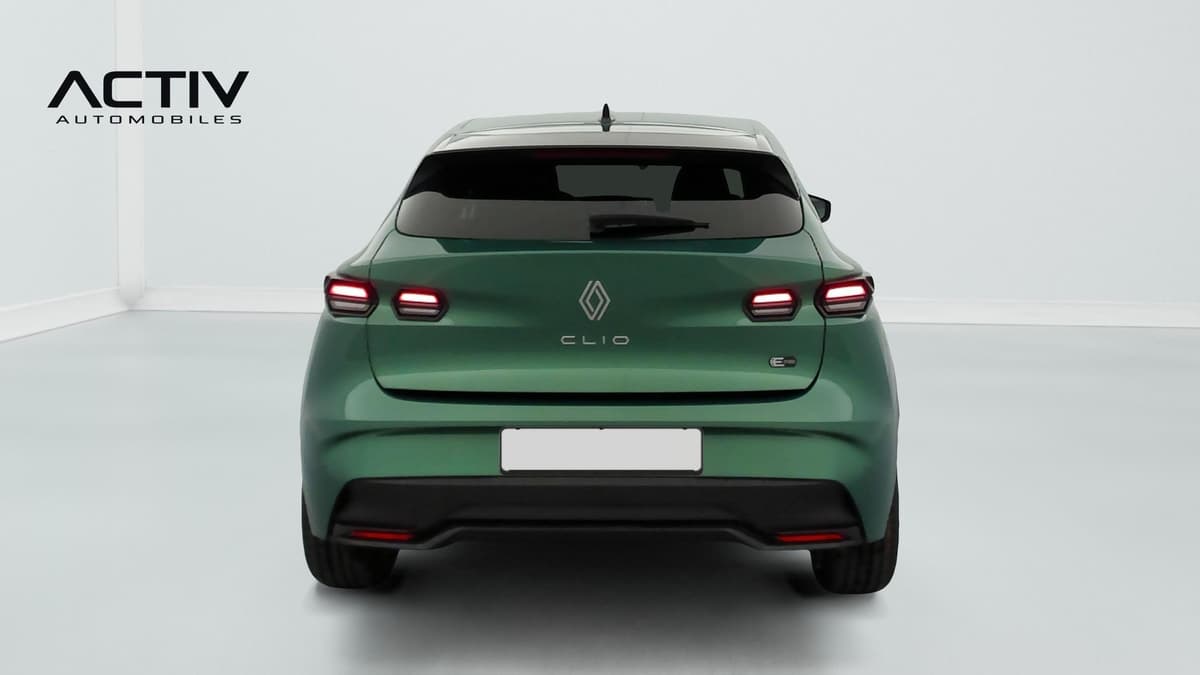 Renault Clio 6 : face arrière verte avec feux rouges, lunette surteintée et pare-chocs noir