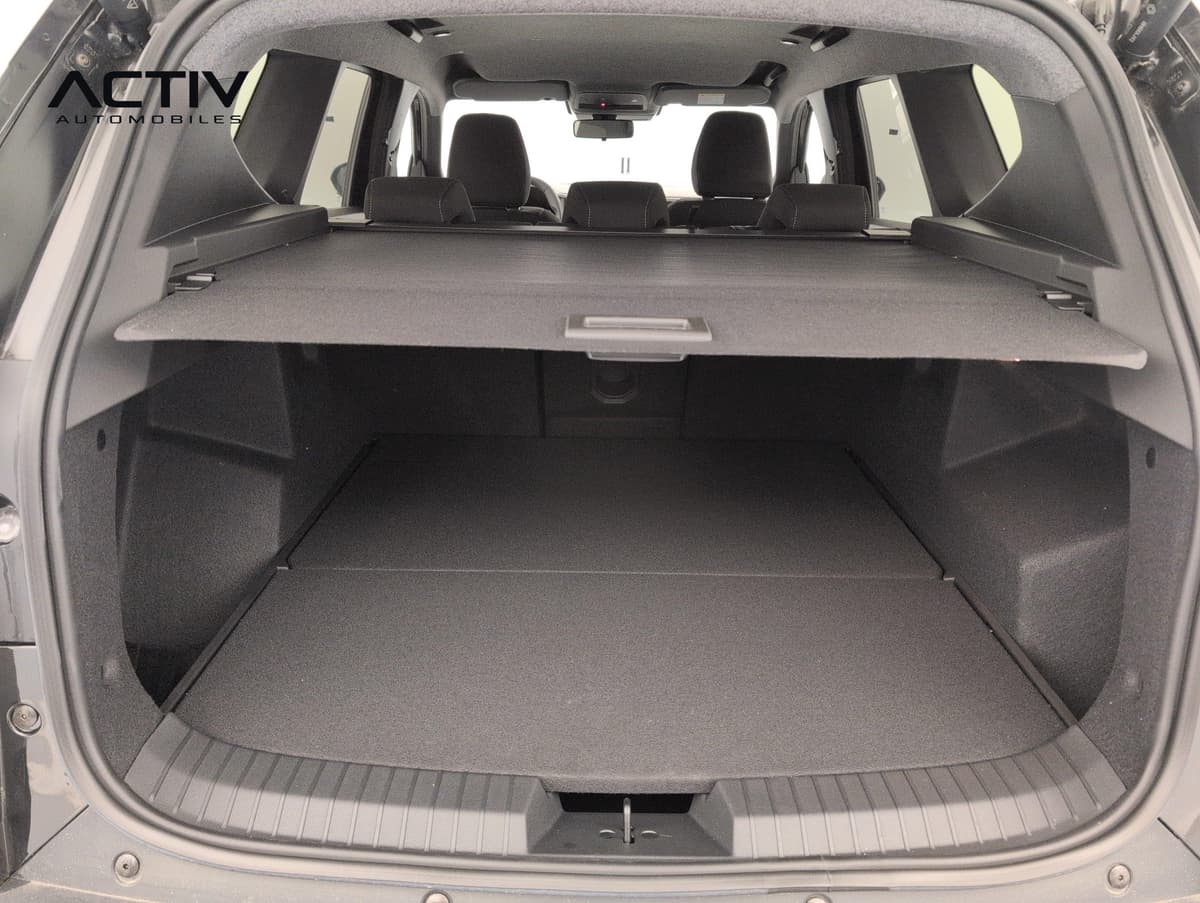 Dacia Bigster Hybrid : coffre ouvert avec plancher plat et cache-bagages tendu