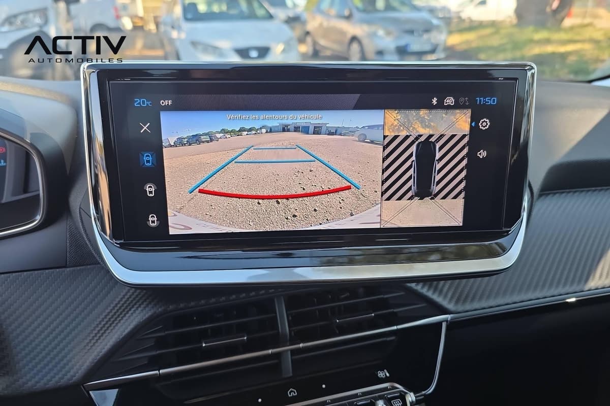 Peugeot 208 : écran tactile affichant l'image de la caméra de recul avec lignes de guidage