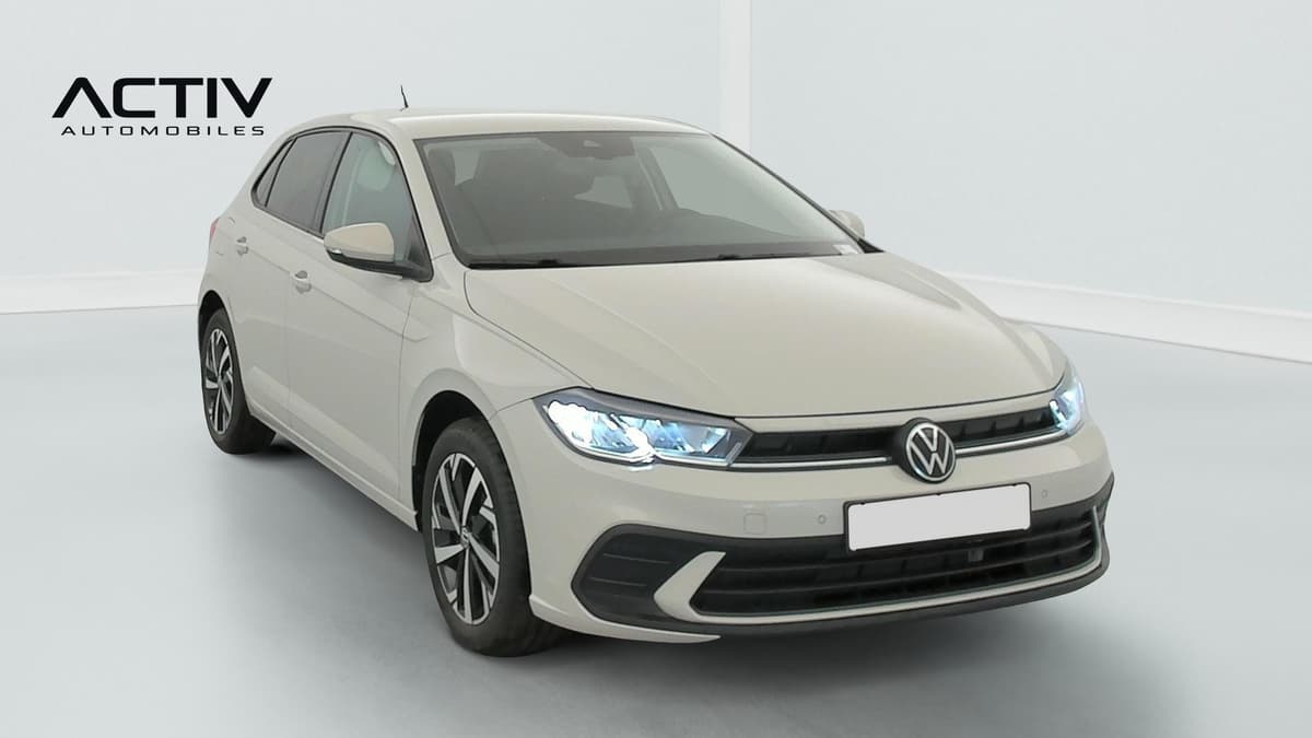 Volkswagen Polo : vue avant trois quarts droit avec projecteurs LED allumés et jantes bicolores
