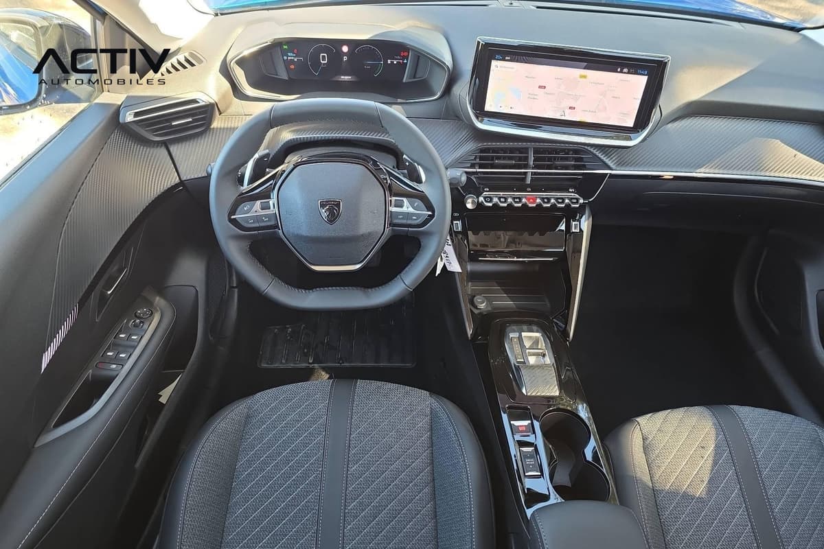 Peugeot 208 : planche de bord avec volant compact, écran tactile et sièges en tissu