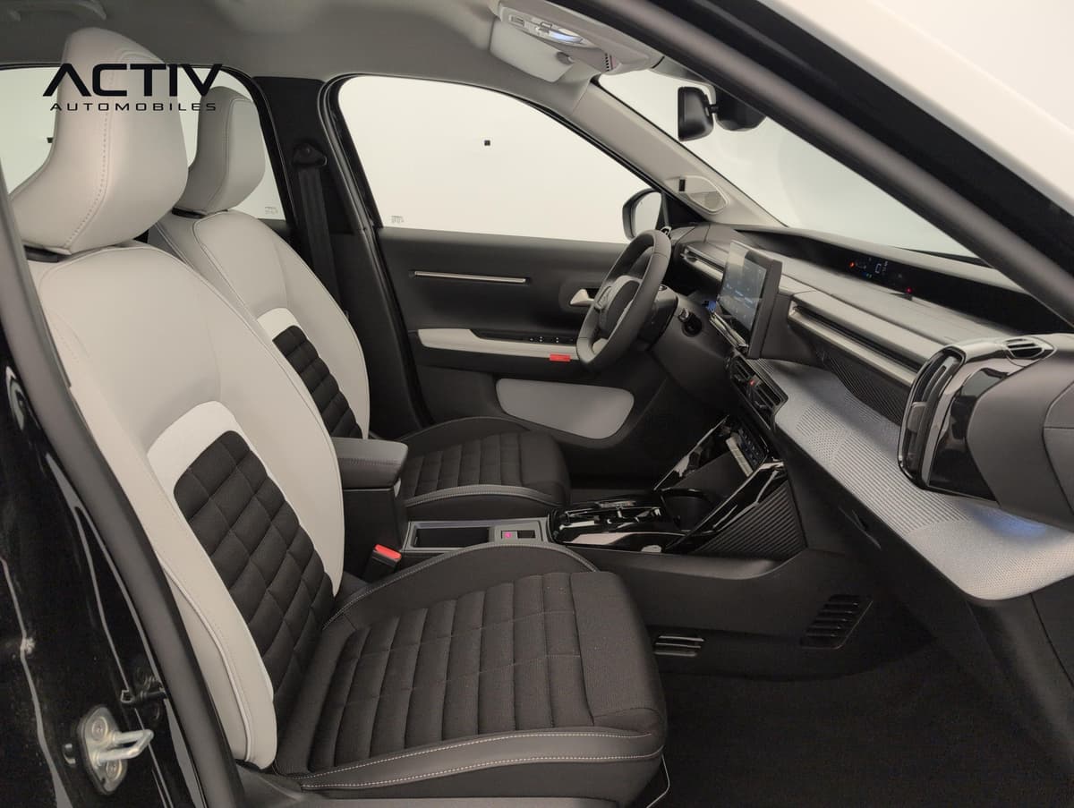 Citroën C3 Aircross : habitacle avant côté passager avec sièges bicolores gris clair et noir