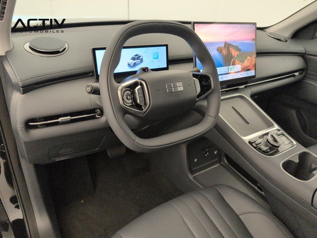 Geely Starray : habitacle avant côté conducteur avec volant, combiné et grand écran tactile