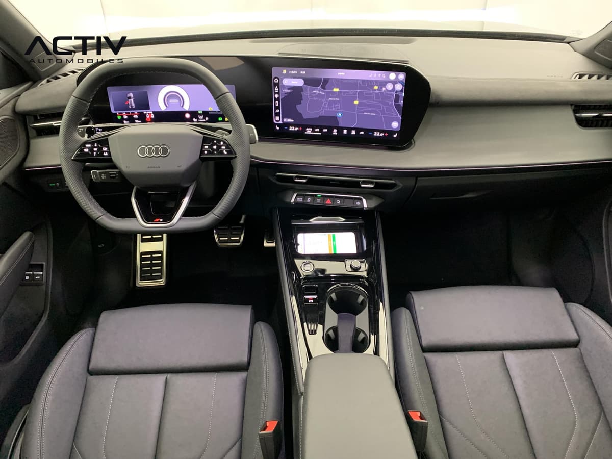 Audi Q3 Sportback Hybride : planche de bord avec grand écran de navigation, volant sport et sièges avant