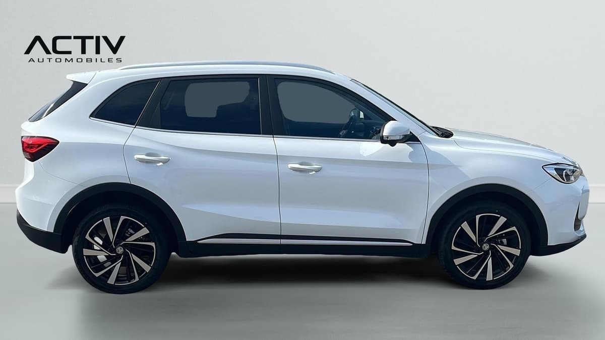 Mg ZS : profil droit d'un SUV blanc avec jantes alliage bicolores et rail de toit