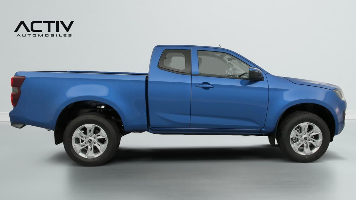 Isuzu D-MAX : profil droit d'un pick-up bleu à cabine allongée avec jantes alliage argentées
