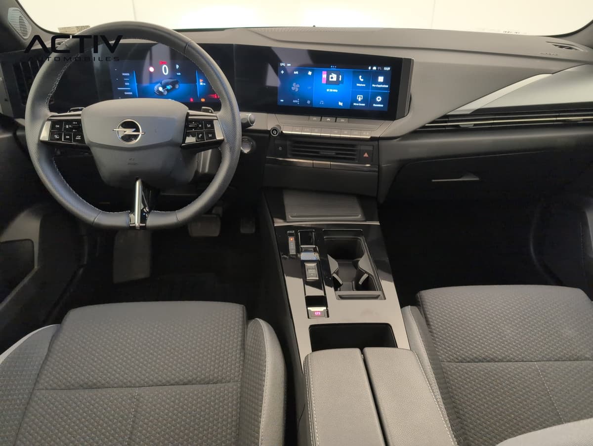 Opel Astra : planche de bord avec double écran numérique, volant et console centrale