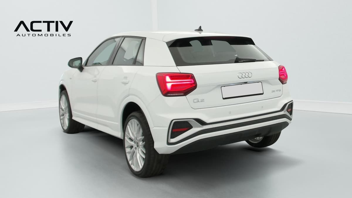 Audi Q2 : vue arrière trois quarts gauche avec feux à LED et pare-chocs sport