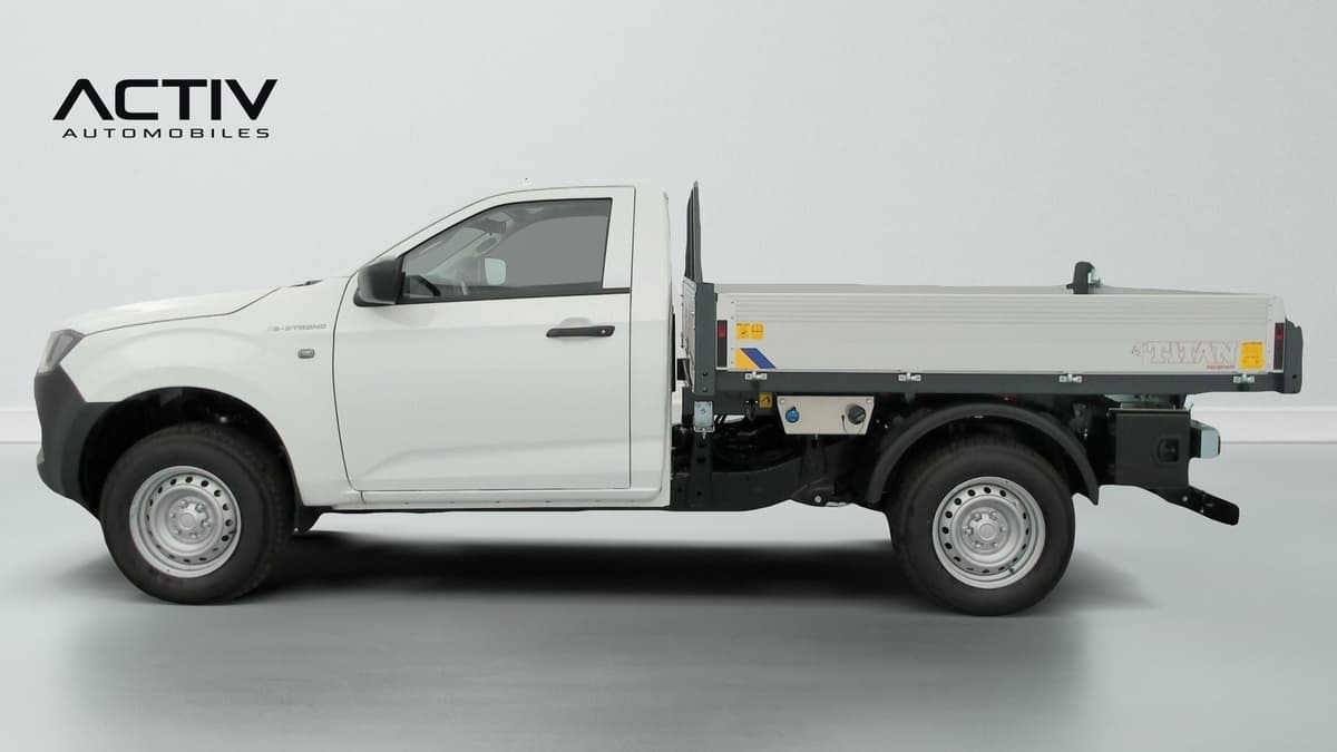 Isuzu D-MAX : profil gauche d'un pick-up blanc à cabine simple et plateau benne en aluminium
