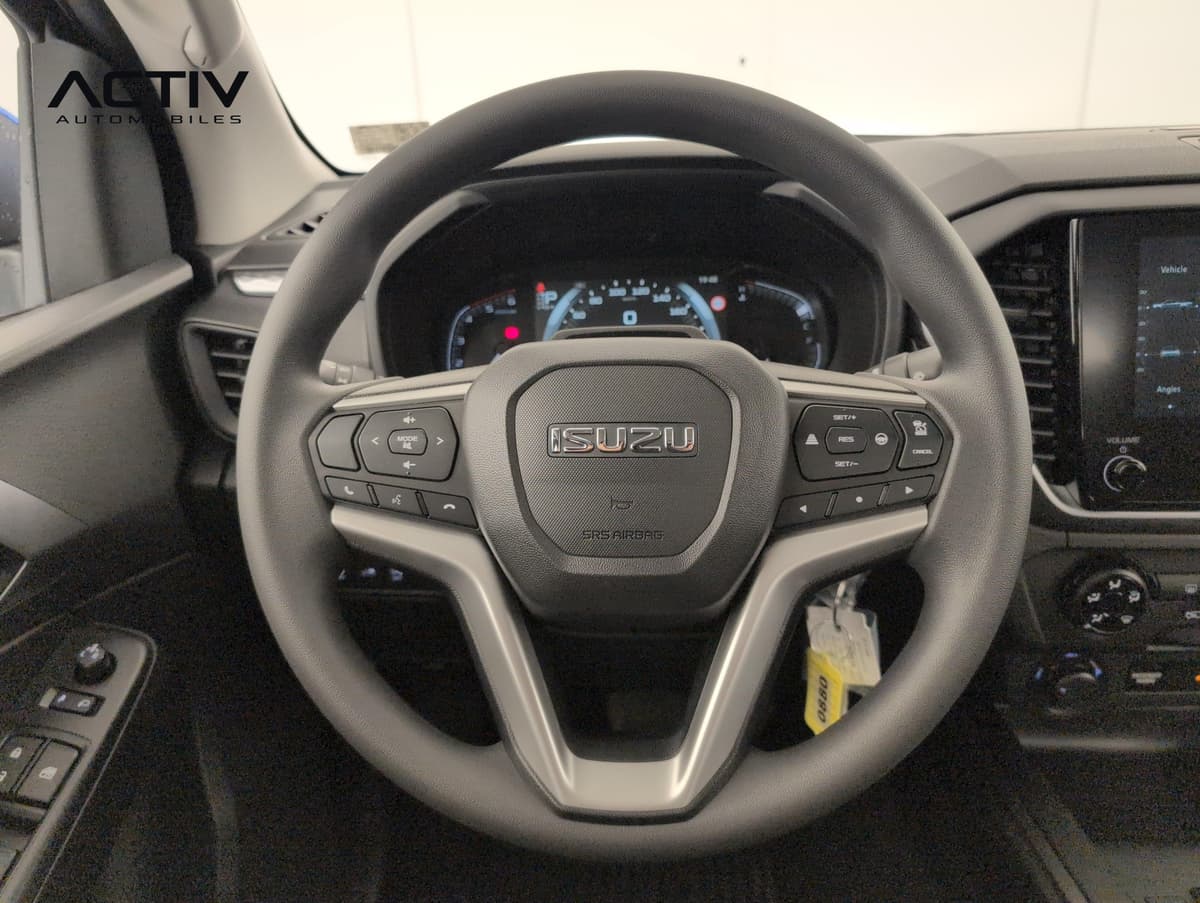Isuzu D-MAX : volant avec commandes intégrées devant le combiné d'instruments