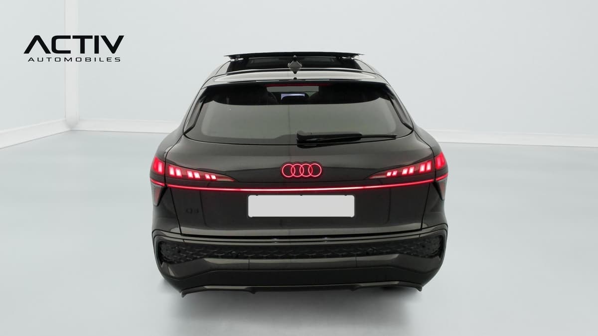 Audi Q3 Sportback Hybride : face arrière avec feux à LED et anneaux lumineux rouges