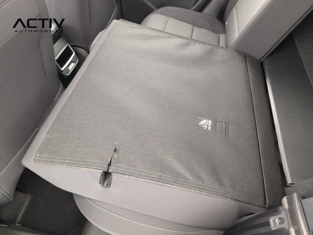 Mg ZS : assise de banquette arrière recouverte d'une housse de protection noire