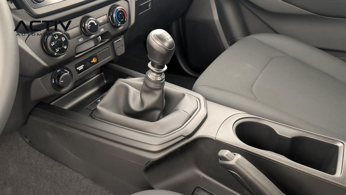Isuzu D-MAX : console centrale avec levier de vitesses manuel et porte-gobelets