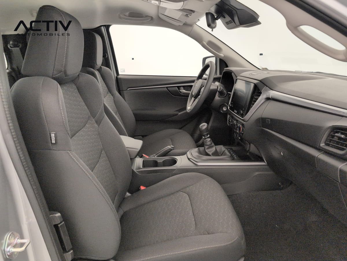 Isuzu D-MAX : siège passager en tissu gris foncé, console centrale et levier de vitesses manuel
