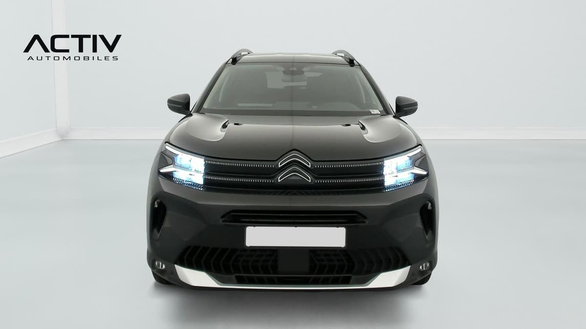 Citroën C5 Aircross : face avant avec projecteurs LED allumés et barres de toit