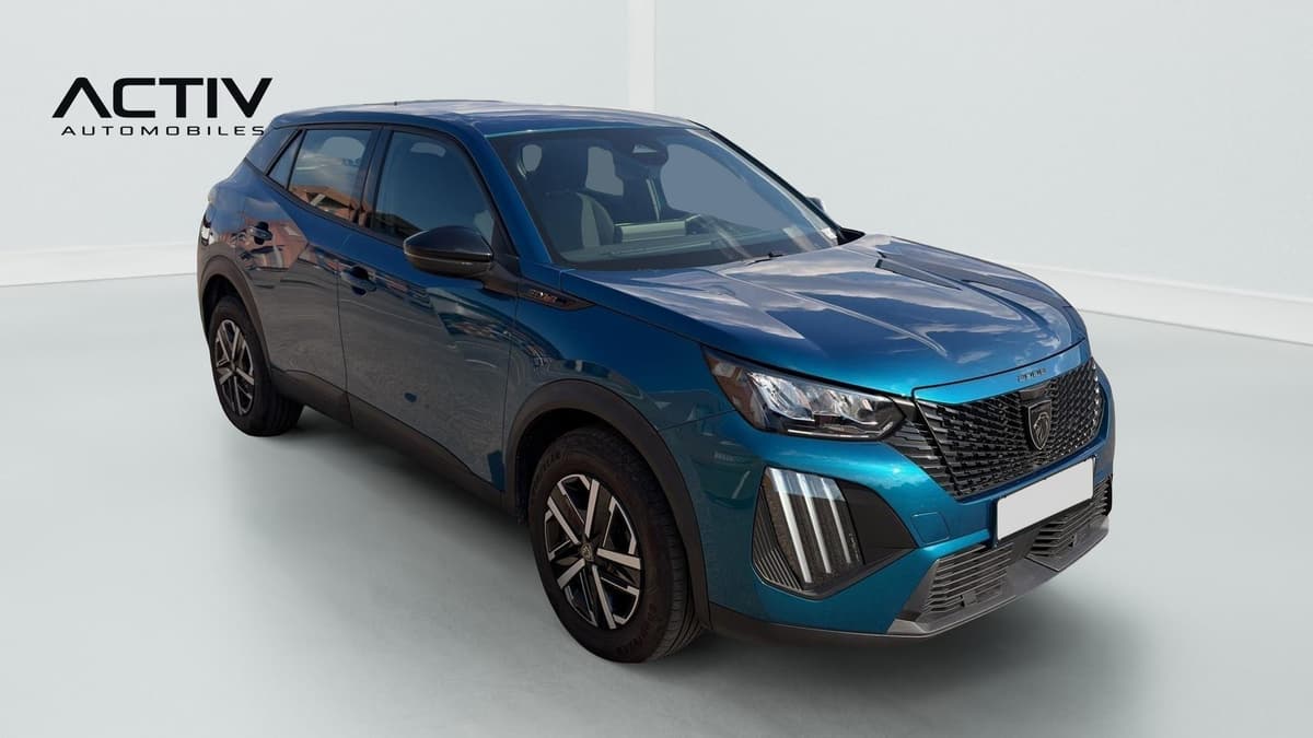 Peugeot 2008 : vue avant trois quarts droit, carrosserie bleue et jantes bicolores