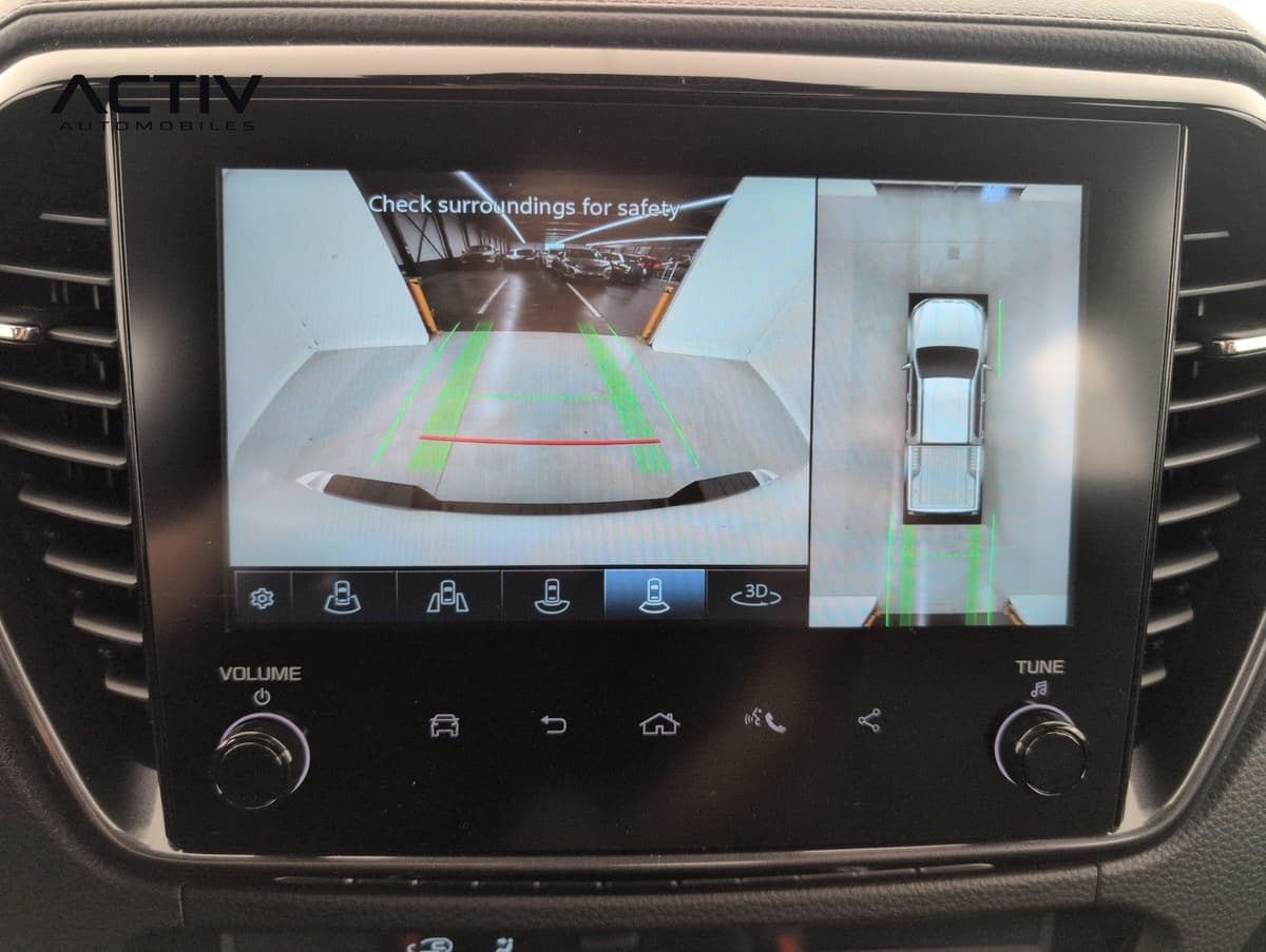 Isuzu D-MAX : image de la caméra de recul et vue aérienne du véhicule sur l'écran tactile