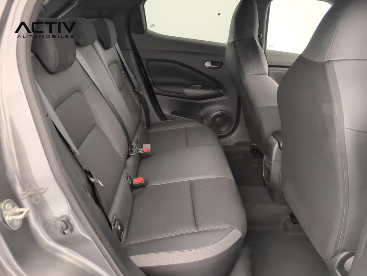 Nissan Juke : banquette arrière en tissu noir vue par la portière arrière gauche ouverte